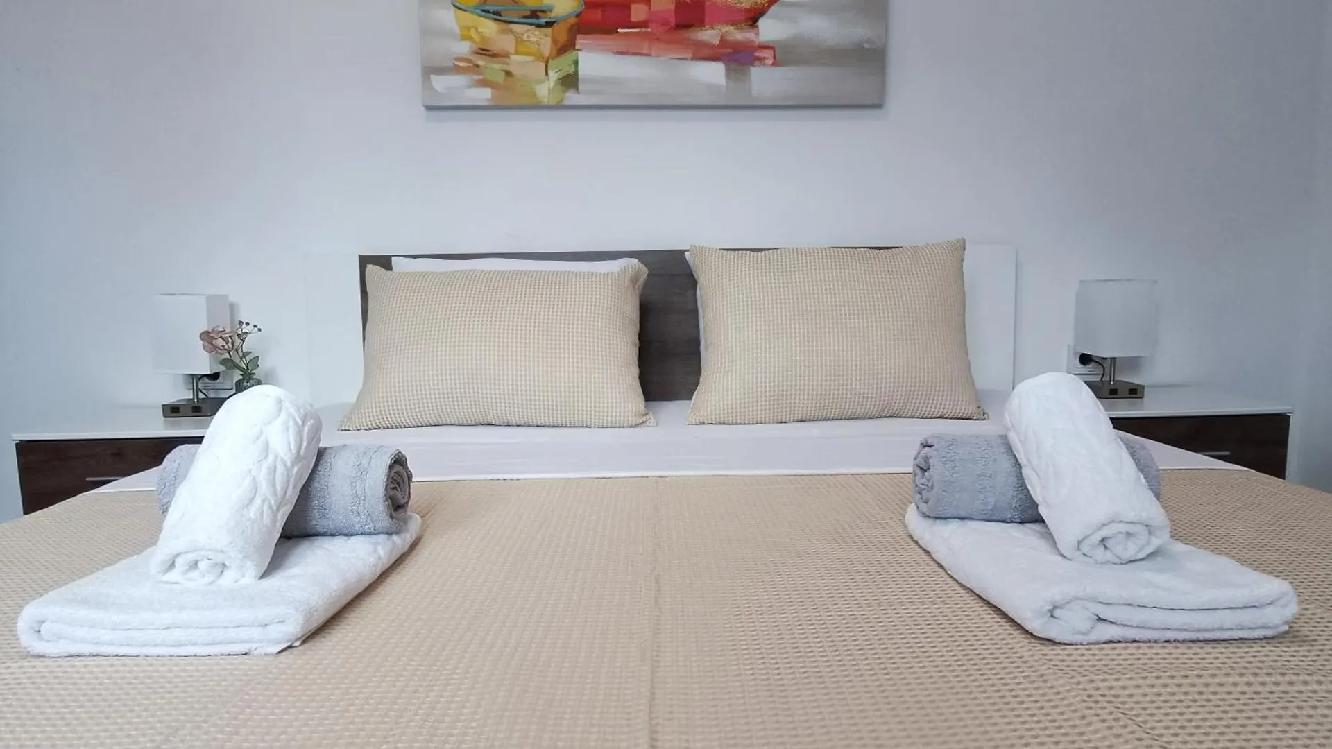 Apartments La Bombonera Стариград-Пакленица