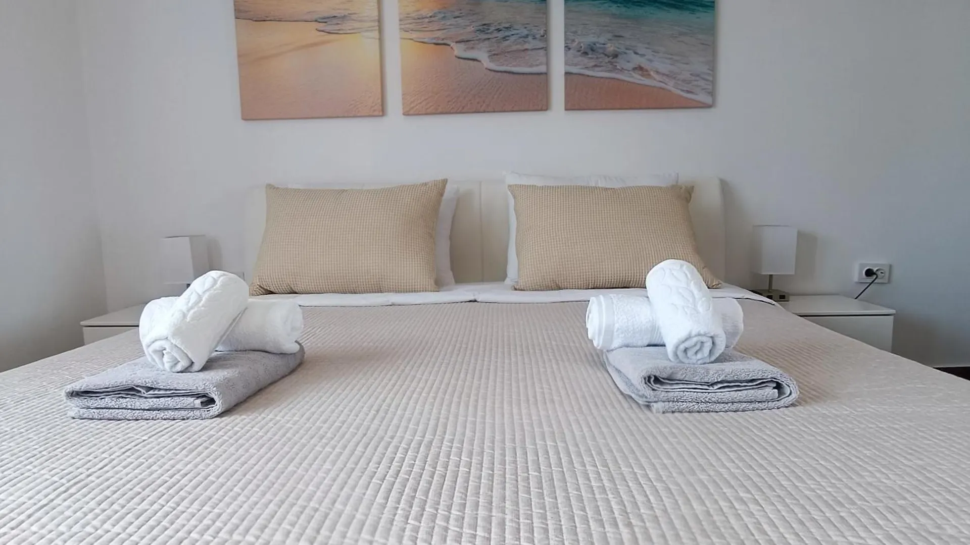 Apartments La Bombonera Стариград-Пакленица