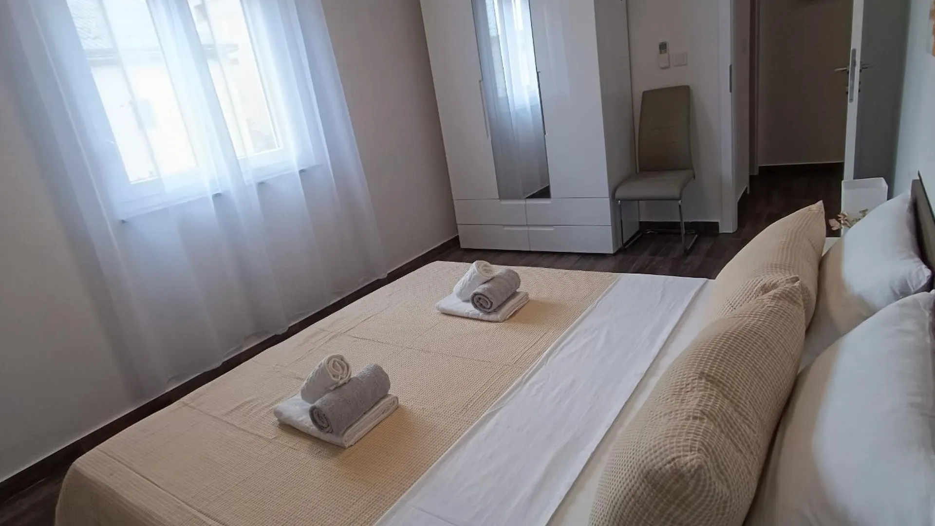 Apartments La Bombonera Стариград-Пакленица